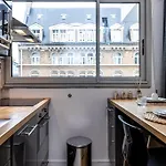Central Cosy Studio With Sunny Balcony