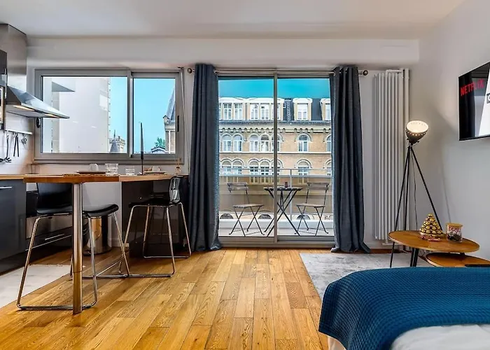 Central Cosy Studio With Sunny Balcony